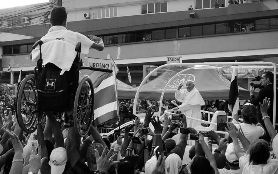 Los jóvenes chorreranos que levantaron a su amigo en silla de ruedas que recibió la bendición del papa.