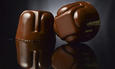 bombón de chocolate oscuro o amrgo