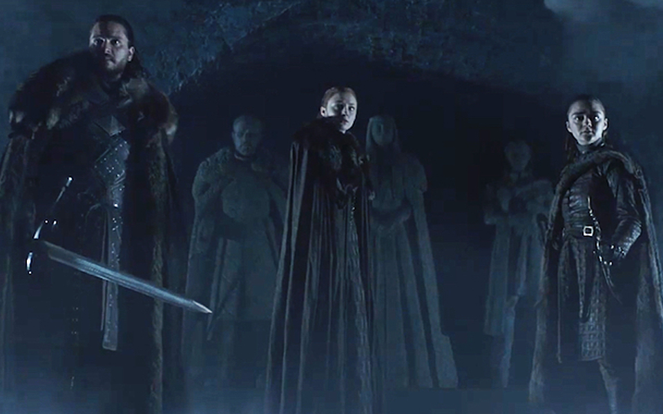 Se muestra a Jon Snow, Arya y Sansa uno a uno caminando por el mausoleo de la Casa Stark en Winterfell.