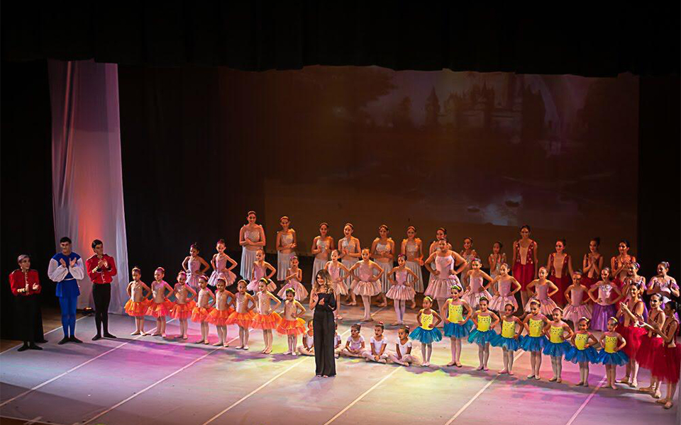 La academia de danza Le Studio de Ballet llenó de color y festividad las tablas del Teatro Bellas Artes.